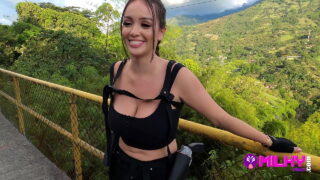 Sexy cosplayer tetona esta sola en la calle