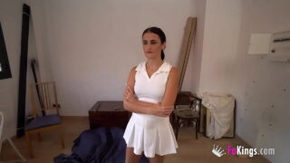 Flaca culona universitaria se folla a un hombre mayor