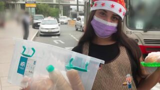 A vísperas de navidad, latina ambulante recibe su pedazo de carne