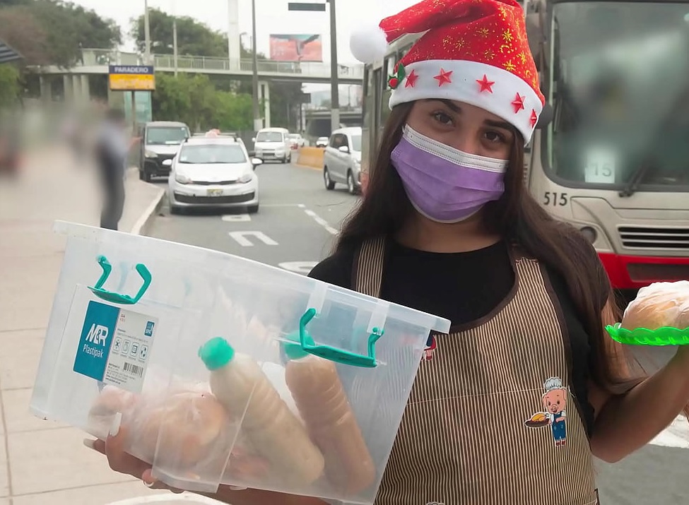 A vísperas de navidad, latina ambulante recibe su pedazo de carne