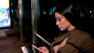 Ambar Pradax chica colombiana acepta dura follada a cambio de no irse en bus a su casa