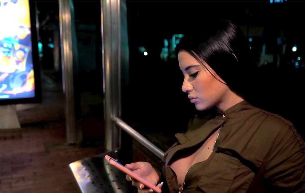 Ambar Pradax chica colombiana acepta dura follada a cambio de no irse en bus a su casa