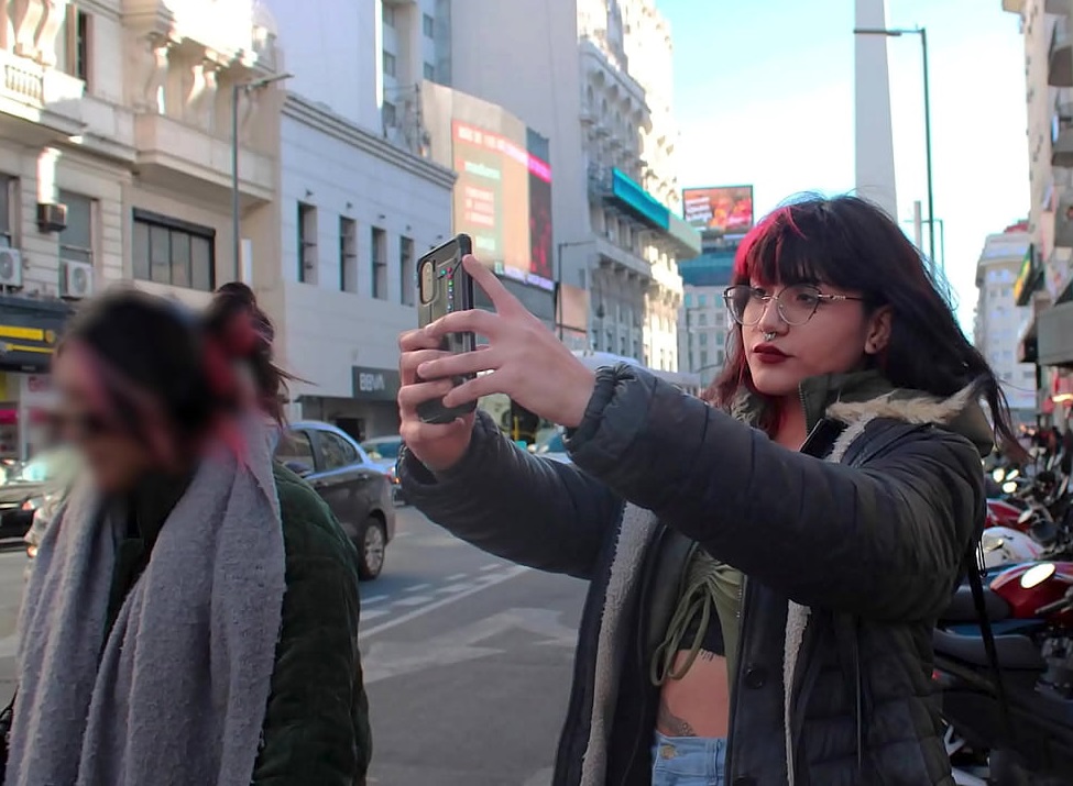 Argentina petera de 18 años es pillada por el Obelisco de Buenos Aires