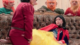 Blanca Nieves se pierde en el bosque y es follada por los 7 enanos