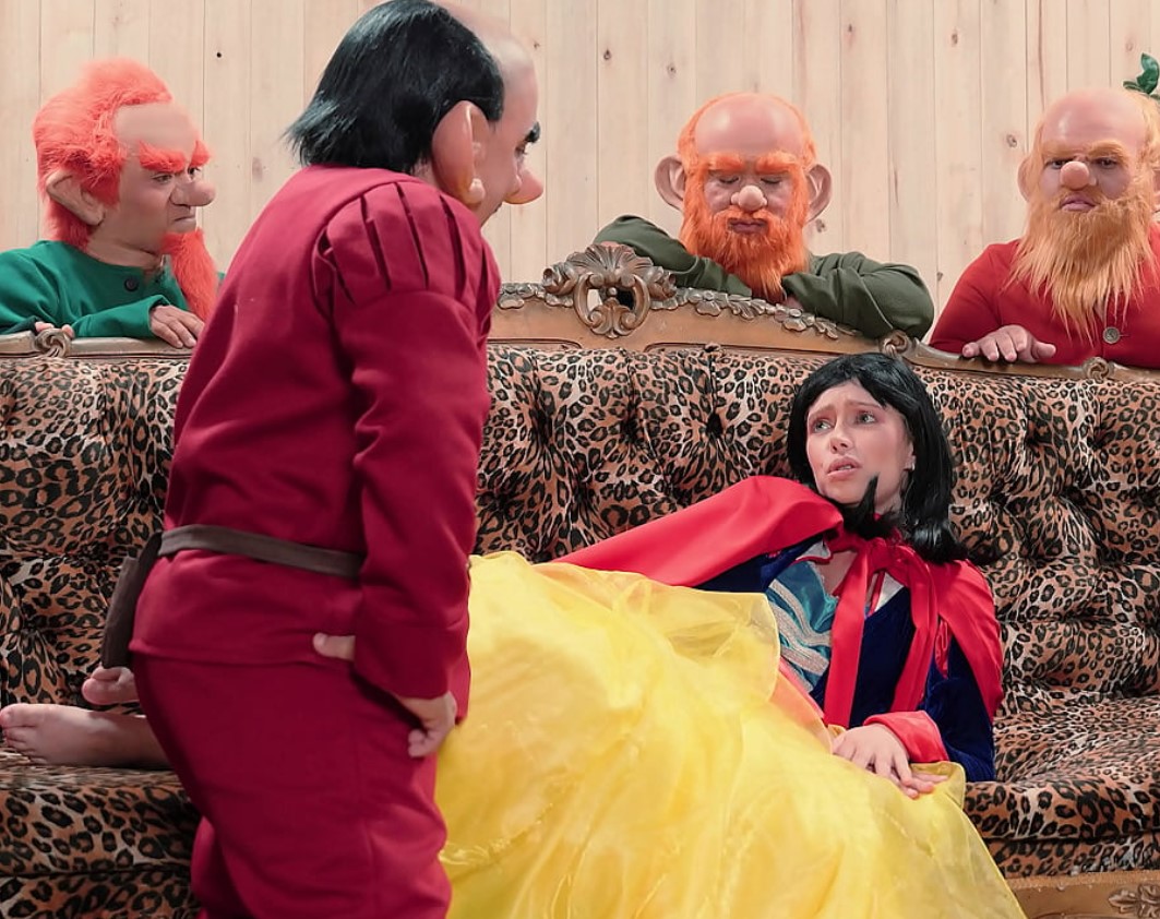 Blanca Nieves se pierde en el bosque y es follada por los 7 enanos