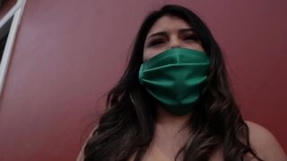 Pillada en la calle a una latina con grandes tetas y culo