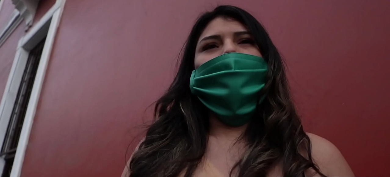 Pillada en la calle a una latina con grandes tetas y culo