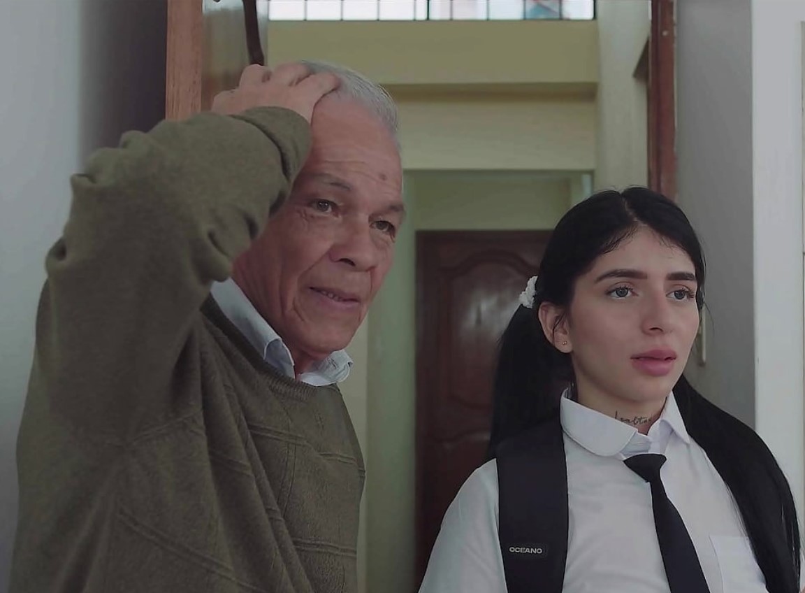 Colegiala jovencita y padrastro descubren a su novio masturbándose con su tanga y recibe duro anal