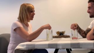 Conocieron a tu mamá por Tinder y la follaron… Milf española cachonda