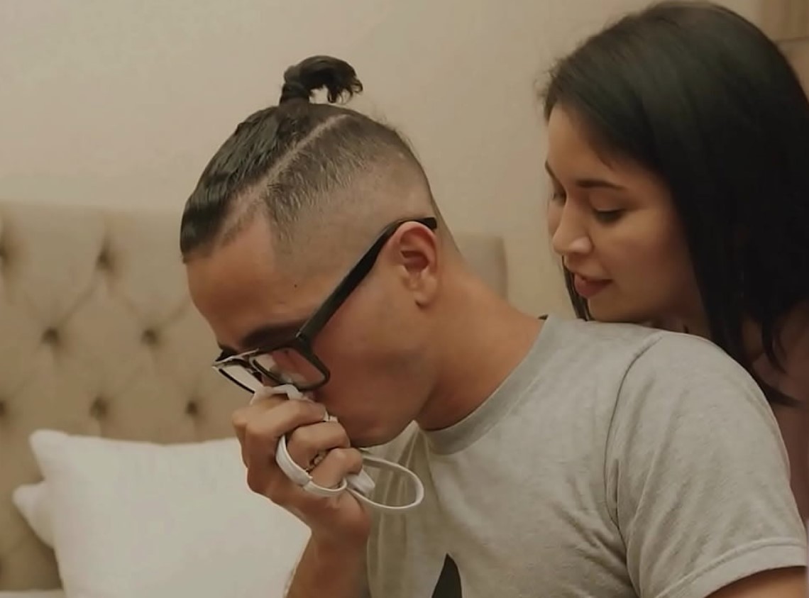 Descubren a primo oliendo el calzón de sus hermanastras