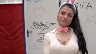 Descuida estamos solos, nadie pasa por aquí!! Pillando una conejita cachonda en pascua – Nadja Stone