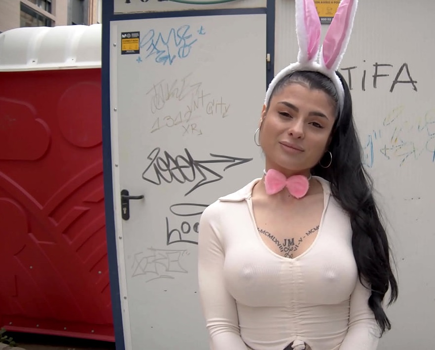 Descuida estamos solos, nadie pasa por aquí!! Pillando una conejita cachonda en pascua – Nadja Stone