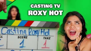 Dos pollas en la boca y el coño de Roxy Hot