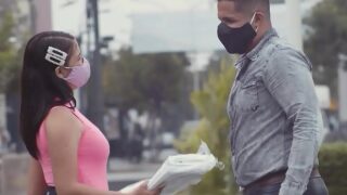 ESCANDALO en Peru por Venezolana ambulante