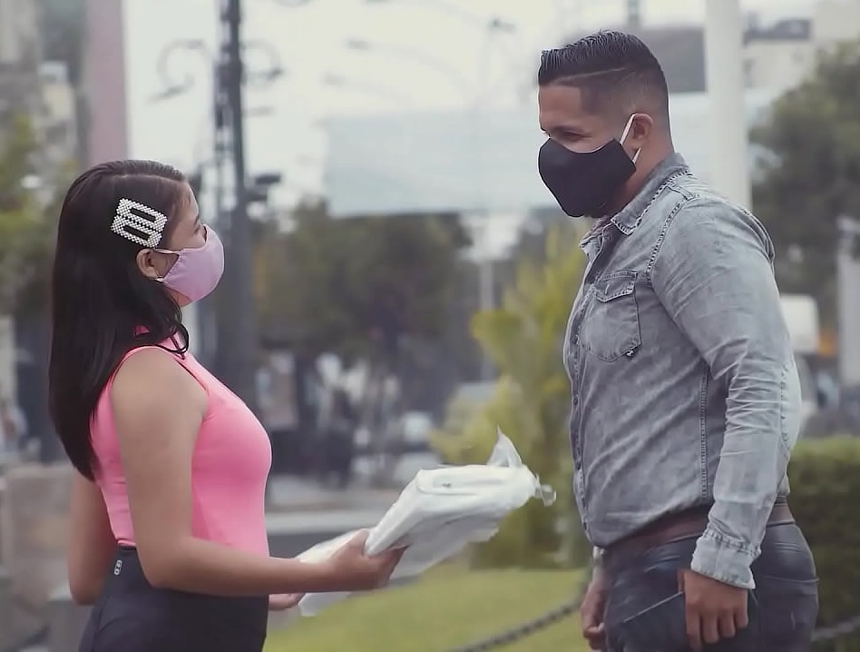 ESCANDALO en Peru por Venezolana ambulante