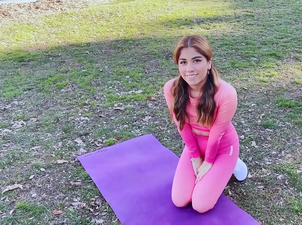 Fan gordito logra follar y llenar el coño de leche a una actriz peruana que encontró haciendo ejercicios en el parque