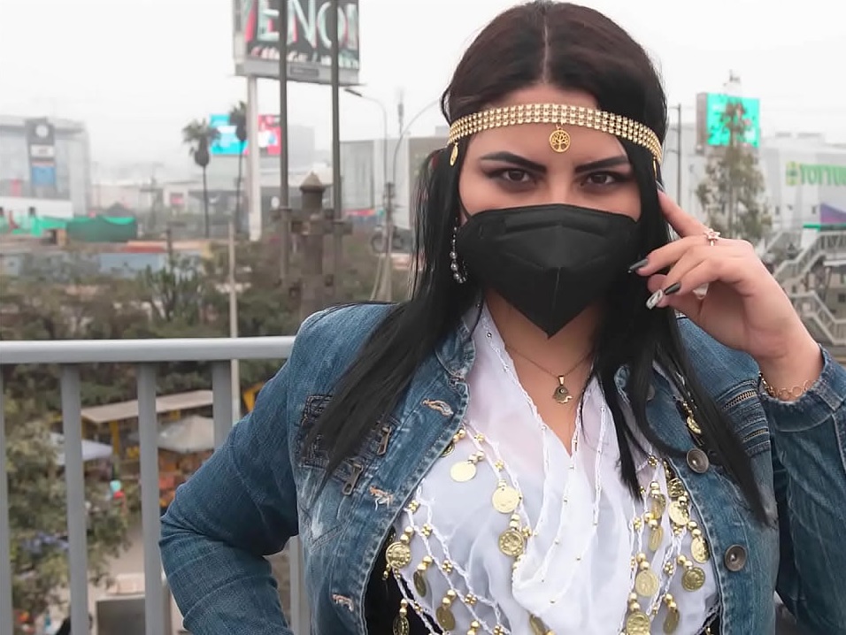 Ginezflowrs, la gitana de mirada penetrante