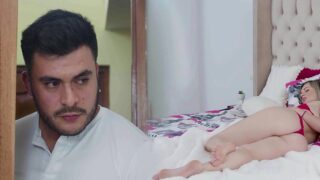 Joven mexicano espía a empleada de hogar rusa mientras su esposa se va a trabajar