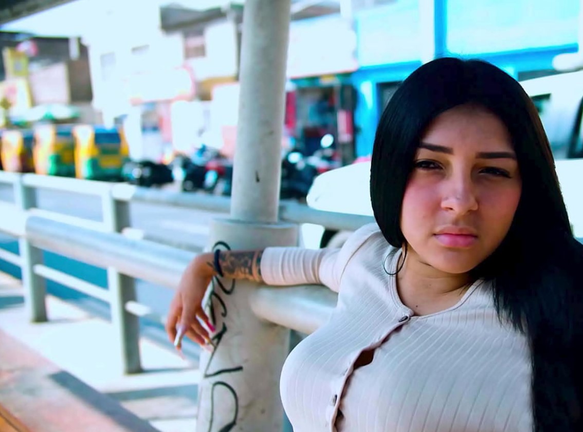 Joven petite de 18 años de vagina rosada es follada por verga negra por salir de fiesta