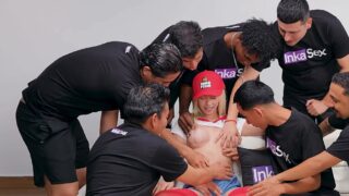 Jovencita Bsile delivery es follada en grupo por no entregar la pizza correcta