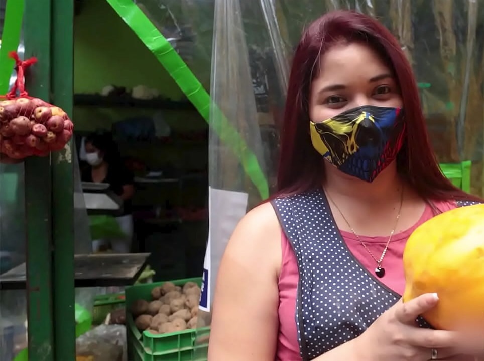 Katy Sex hermosa venezolana vende su rica fruta y es sometida por peruano