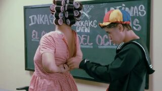 Kikin y Doña Rosinda cometen el pecado más oscuro en la escuelita del Chibolo 18