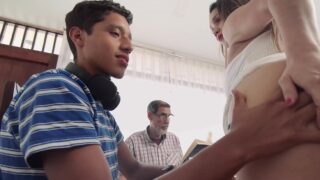 La Casa del Pecado Cap1 MILF disfruta follar con joven de verga grande junto a su esposo