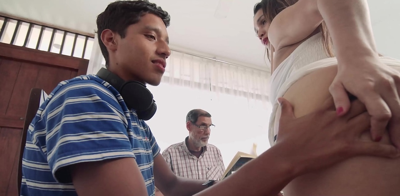 La Casa del Pecado Cap1 MILF disfruta follar con joven de verga grande junto a su esposo