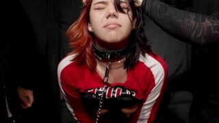 La sumisa Jade aprende a no ligar con extraños en línea… ¿Aprenderá a ser una buena perra?