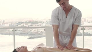 Masajista toca a mi joven esposa Peruana y se la termina follando delante de mí