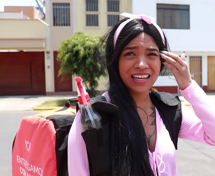 Me aprovecho y follo a V3nuslynn la humilde repartidora que se quedó sin cambio, sin trabajo, pero bien cogida… ¡No tengo sencillo dice la pendejita!