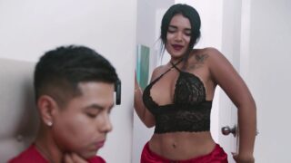 Mi hermanastra latina me seduce mientras estamos solos en casa