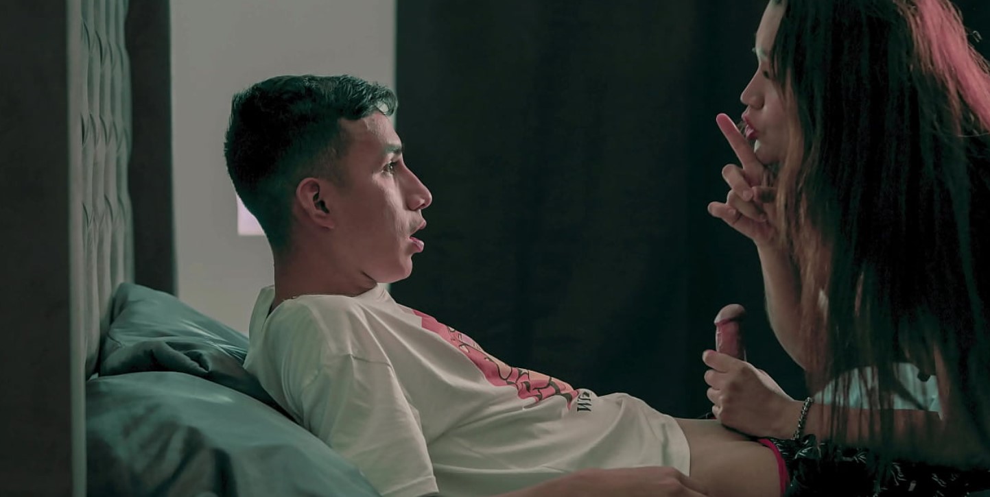 Milf Madrastra ninfomana me folla todas las noches a escondidas del cornudo de mi padrastro