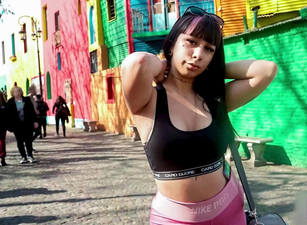 Morena argentina turra es pillada en la Calle Caminito por sucio desconocido