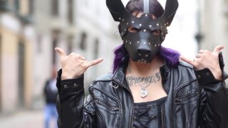 Ninfómana metalera es amarrada y humillada como mascota por pervertido musculoso