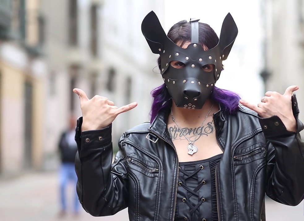 Ninfómana metalera es amarrada y humillada como mascota por pervertido musculoso