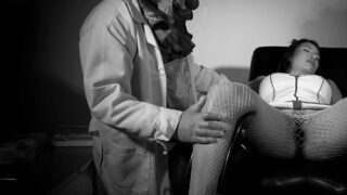 Novia culona es arrastrada a la clínica del terror – Halloween