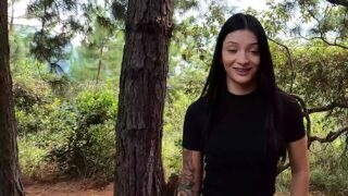 Ofreciendo dinero a chica sexy en el bosque a cambio de sexo