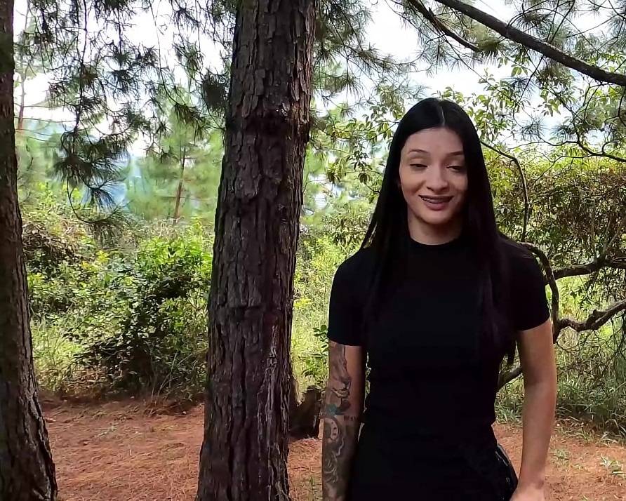 Ofreciendo dinero a chica sexy en el bosque a cambio de sexo