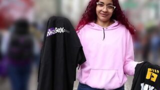 Pelirroja vendedora de polos pillada en las calles de Gamarra-Lima, termina siendo embarazada por viejo desconocido