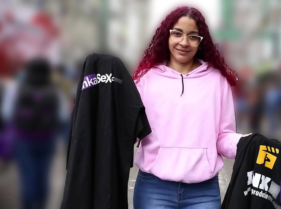 Pelirroja vendedora de polos pillada en las calles de Gamarra-Lima, termina siendo embarazada por viejo desconocido