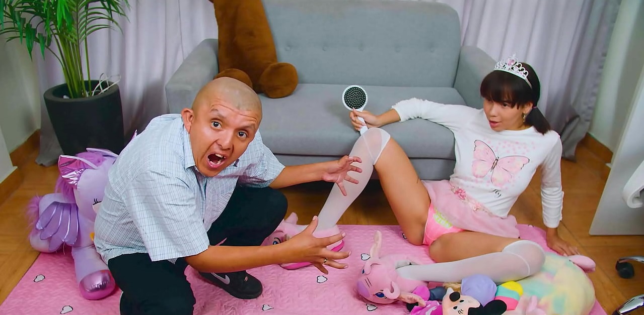 Petite se pone cachonda al tener un pervertido recuerdo