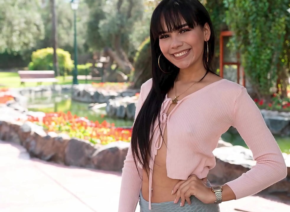 Petite venezolana es captada por hombre peruano de verga grande