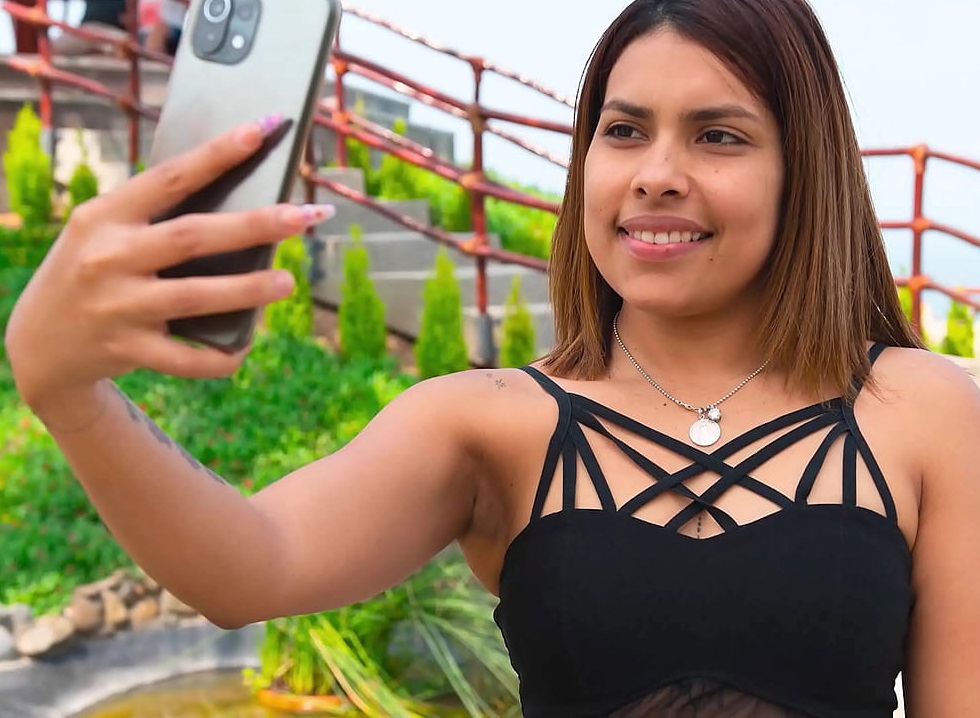 Petite venezolana realiza tiktoks en la calle, y es abordada por morboso peruano desconocido