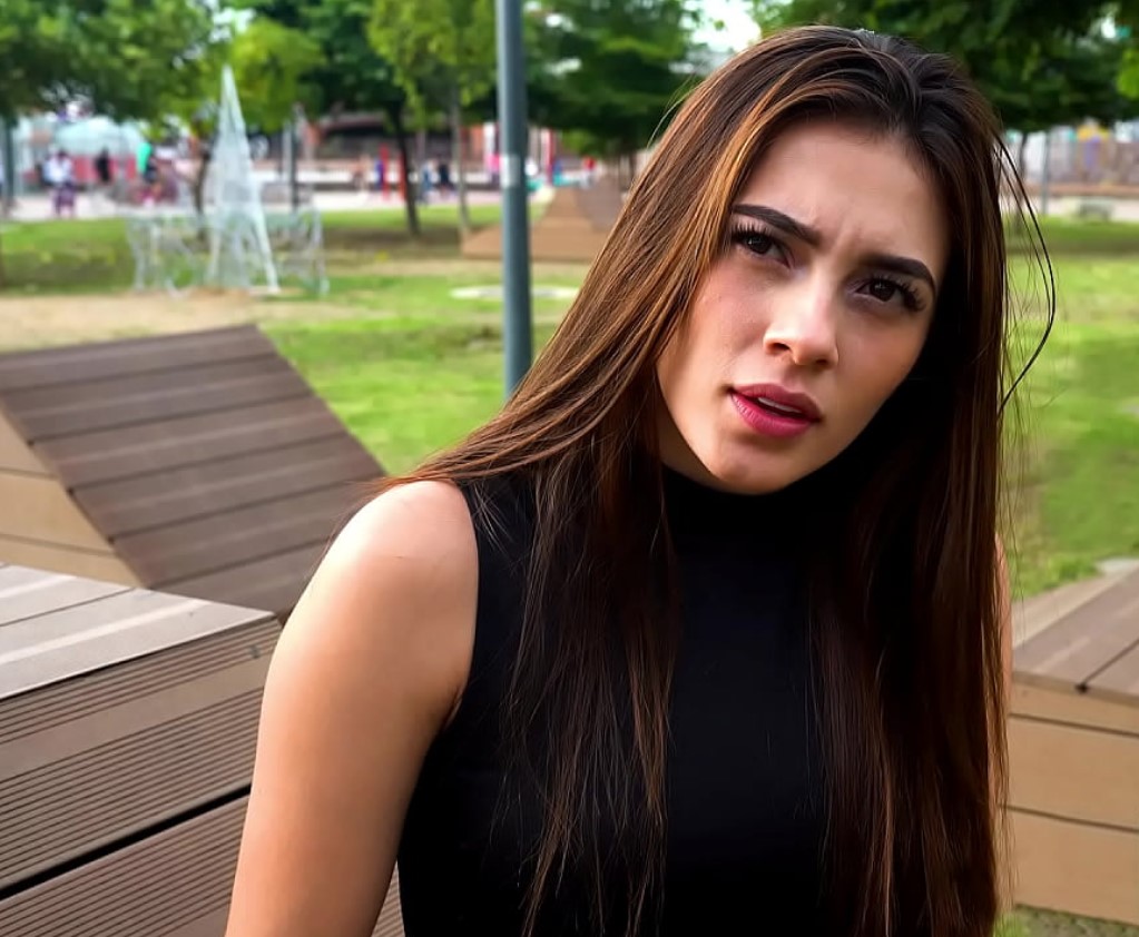 Pillan a ninfómana colombiana en un parque desconocido – Camila Mush