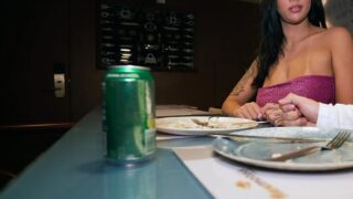 Propuesta indecente a la culona brasileña cachonda. ¡La boca come, el culo paga!