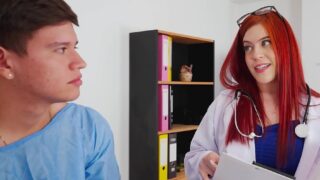 Quitate la ropa paciente, quiero revisar su pene!! Doctora sexy en el hospital