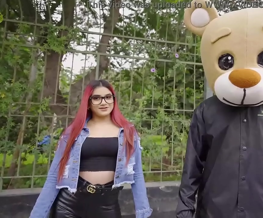 Rosario anda cachonda en la calle y termina follando al Osito Milky… No lo mires si eres sensible!!