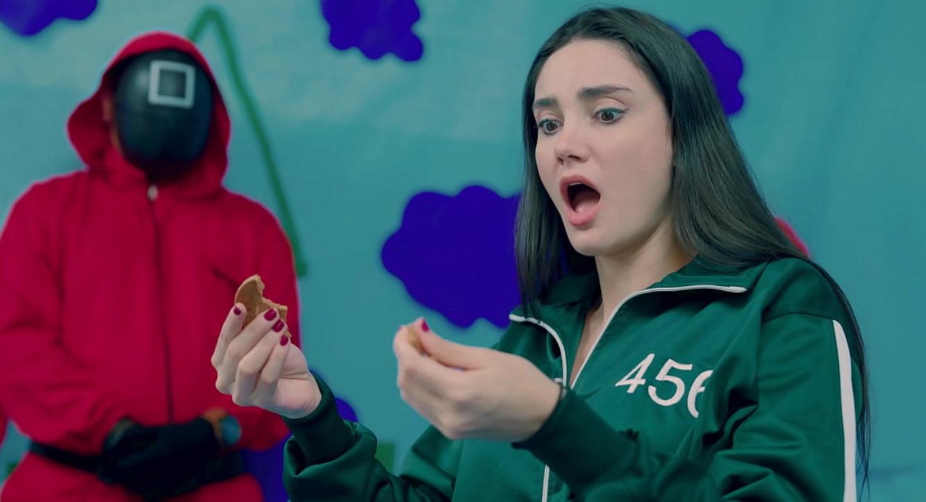 SQUID GAME – Victoria carmargo bsile rompe la galleta en el juego del calamar y es follada por su carnoso y rosado coño