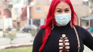 SUPER TETONA VENEZOLANA seduce a joven peruano para que se la folle y se venga en sus tetas